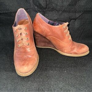Tommy Hilfiger Brown Oxford Wing Tip Stacked Wedge Heels Loafer Shoe Size 6.5